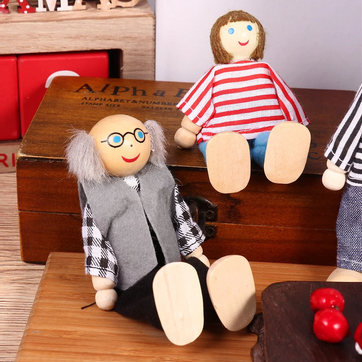 7 Pieces Wooden Dollhouse Family Figures Z2839